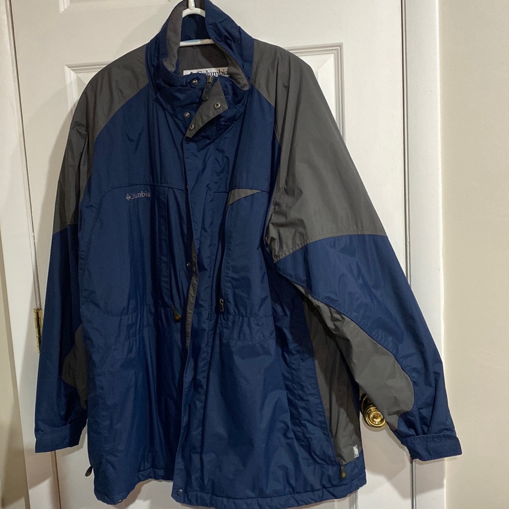 Men’s Columbia Sportswear winter jacket. Great used condition Navy & gray. XXL
